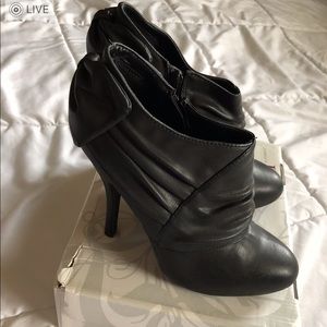 Black heel bow booties